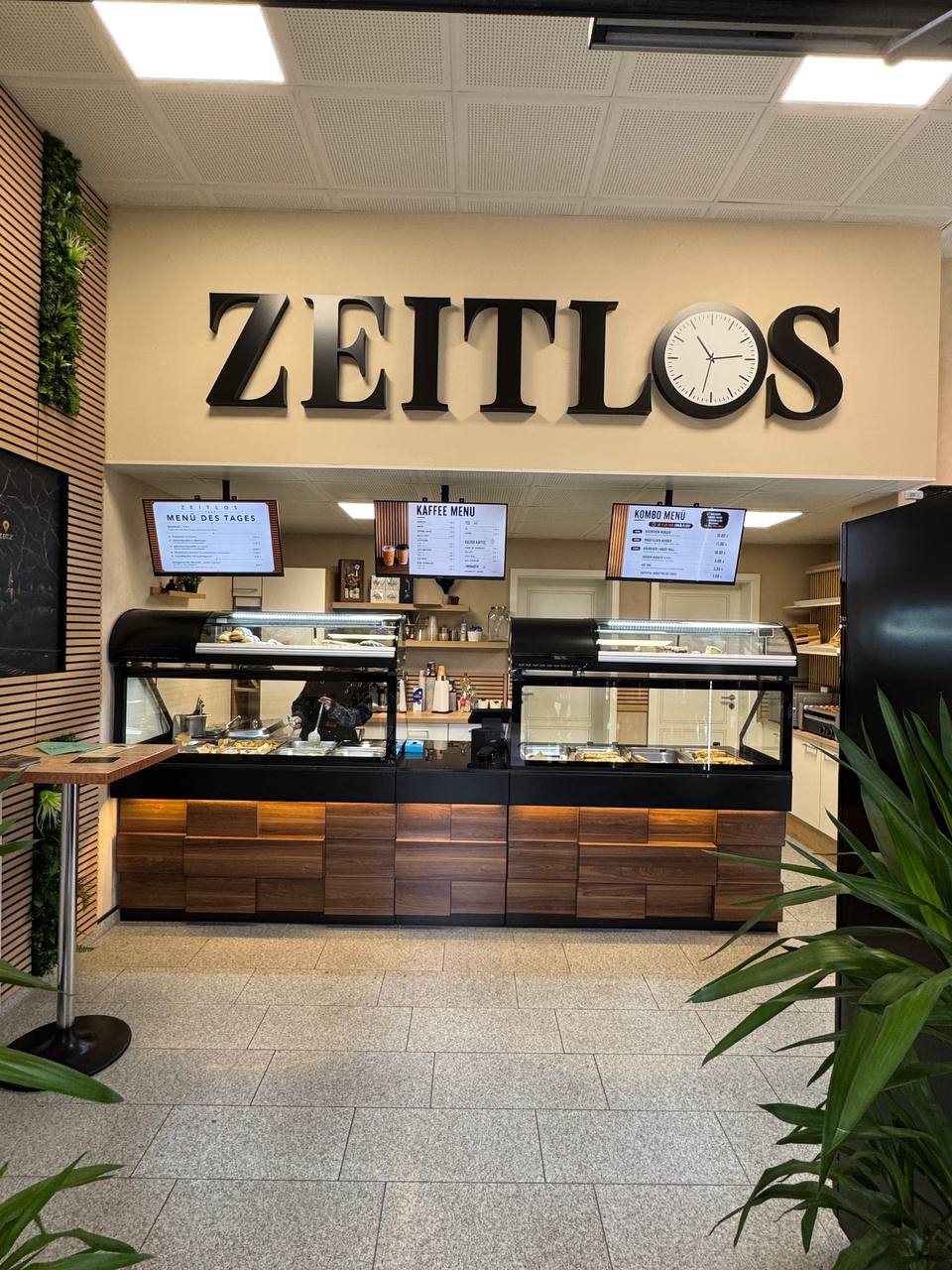 Zeitlos Café Innenbereich mit ZEITLOS-Schriftzug und Theke