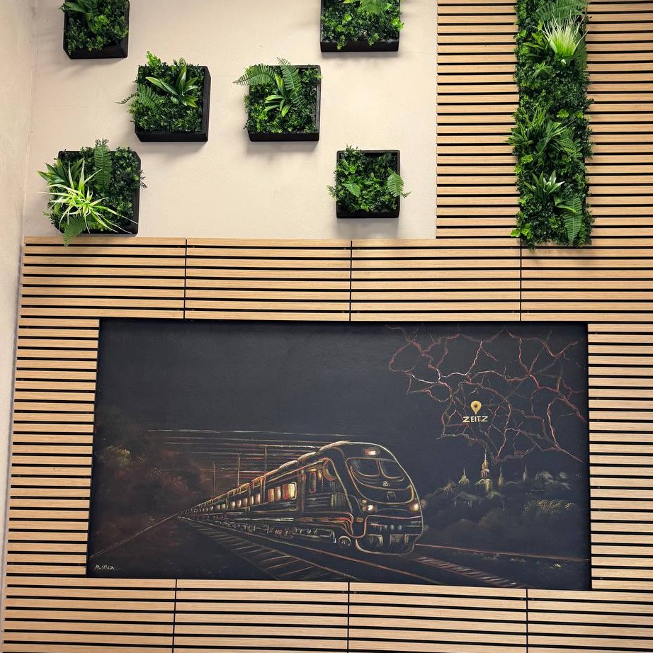 Wandkunst im Zeitlos — Zug-Gemälde mit Zeitz-Motiv