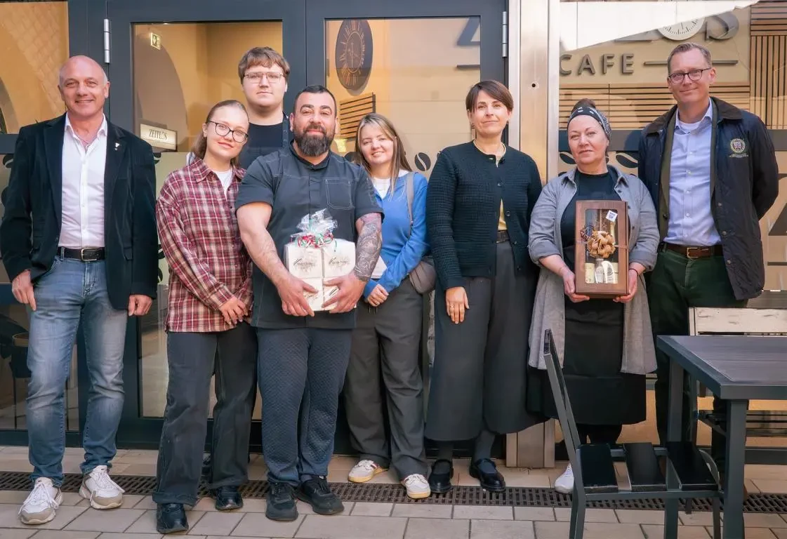 Das Team von Zeitlos vor dem Café